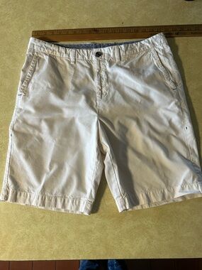Tommy Bahama White Flat-Front Casual Shorts Men’s size 36 Pima cotton blend.